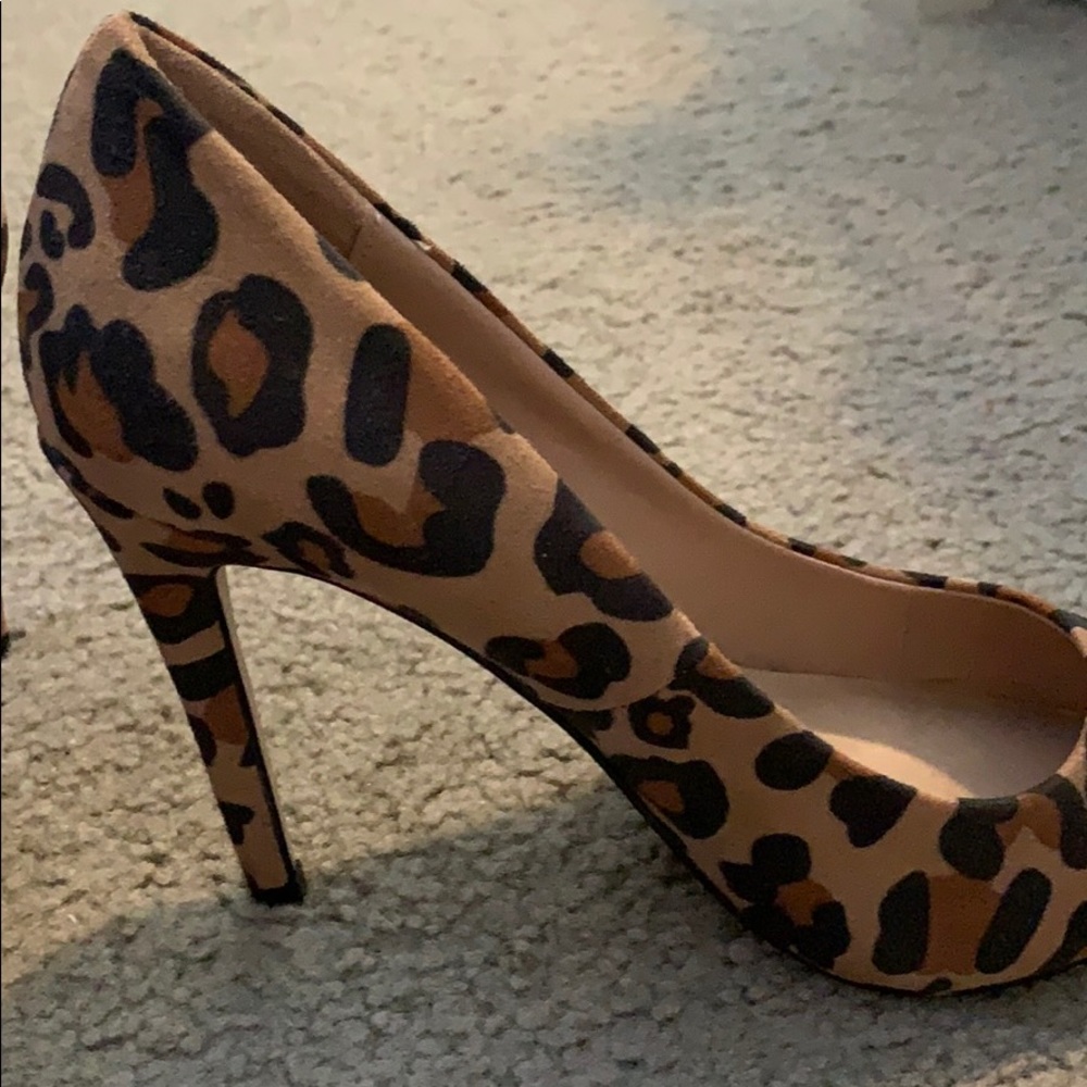 Pointed Leopard Heels - Picture 2 of 3